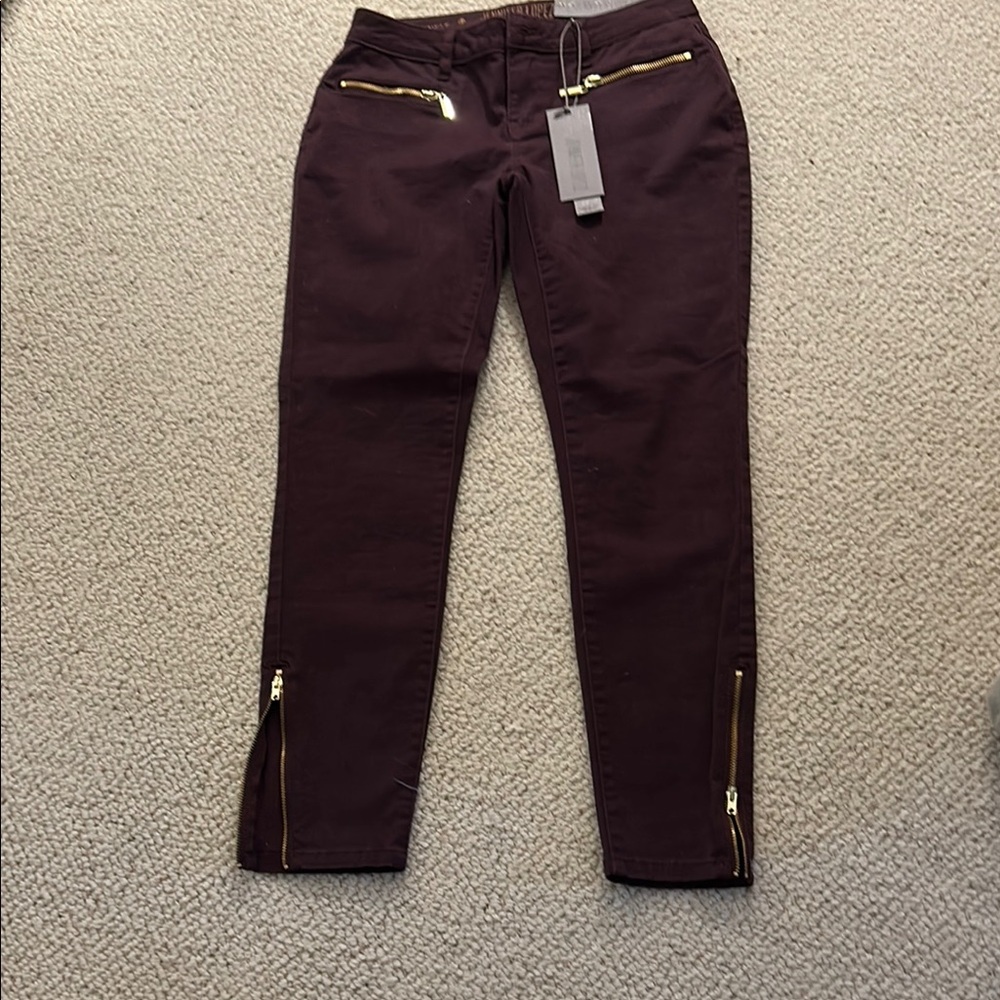 Brown skinny jeans.